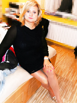 uno bella ragazza sottomessa italo-polacca allarga le gambe