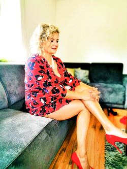 Una bella ragazza sottomessa italo-polacca allarga le gambe Parte 2