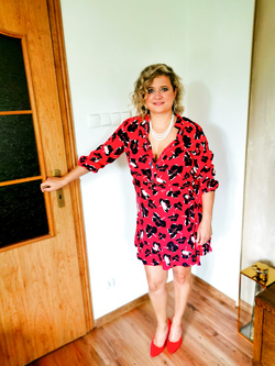 Una bella ragazza sottomessa italo-polacca allarga le gambe Parte 2