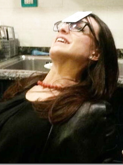 Pompinara con gli occhiali!