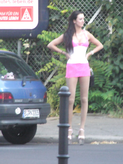 PUTTANE PROSTITUTE WHOORES PER STRADA EUROPA
