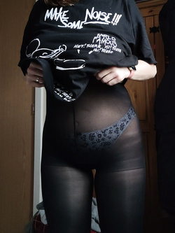 CASALINGHE MOGLI IN COLLANT PER CASA