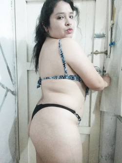 Puta latina con coño peludo