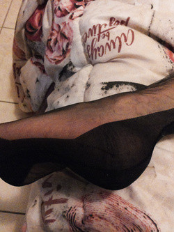 Amica con calze con la riga