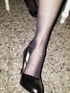 Michela con le calze di seta al ristorante...